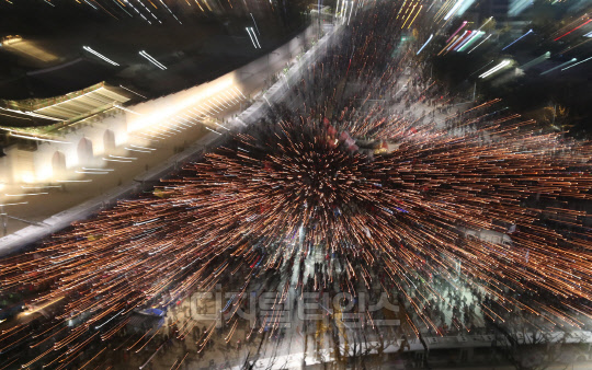 19일 오후 서울 광화문광장 일대에서 열린 4차 촛불집회에 참석한 시민들이 촛불을 들고 '최순실 게이트' 진상규명과 박근혜 대통령 퇴진을 촉구하며 행진을 하고 있다. 사진공동취재단